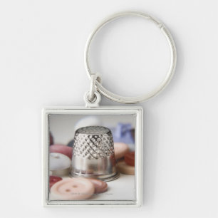 Nahaufnahme der Knöpfe mit einer Metallkappe Schlüsselanhänger