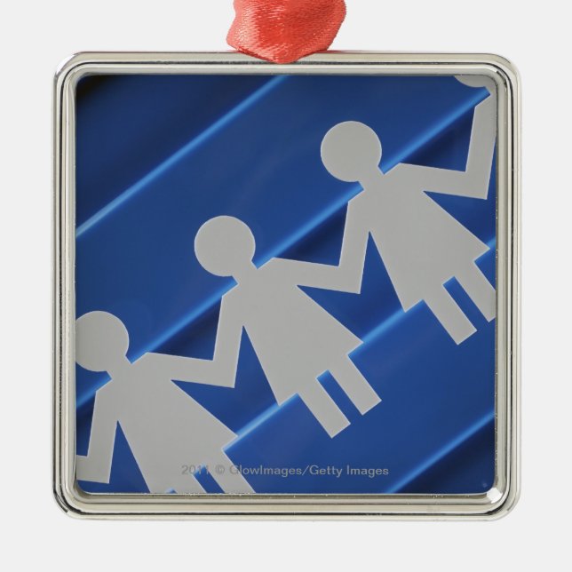 Nahaufnahme der Papierkettenpuppen Ornament Aus Metall (Vorne)