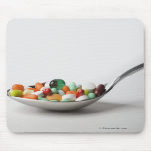 Nahaufnahme der Pillen in einem Löffel Mousepad