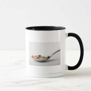Nahaufnahme der Pillen in einem Löffel Tasse