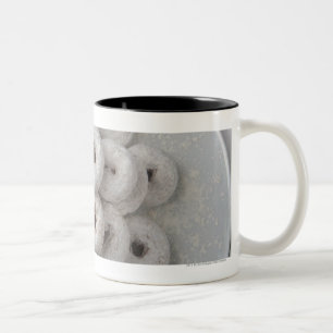 Nahaufnahme der pulverisierten Krapfen in einer Zweifarbige Tasse