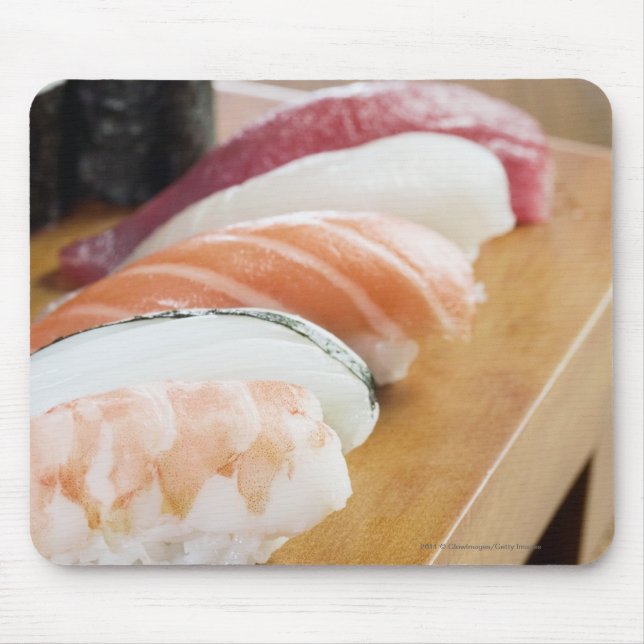 Nahaufnahme der Sushi auf einer Tabelle Mousepad (Vorne)