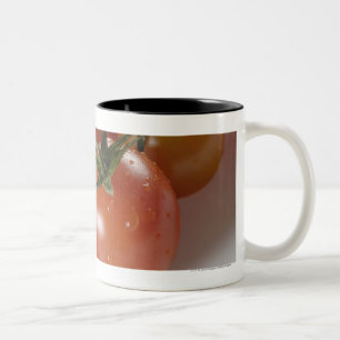 Nahaufnahme der Tomaten auf einem Behälter Zweifarbige Tasse