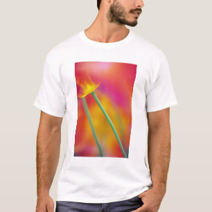 Nahaufnahme der Unterseite einer Tulpenblüte, T-Shirt