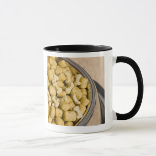 Nahaufnahme des Hundefutters in einer Tasse