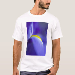 Nahaufnahme einer Blaue Schwertlilie. T-Shirt