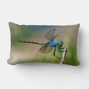 Nahaufnahme einer blauen Libelle auf einem Ast Lendenkissen