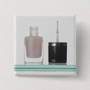Nahaufnahme einer Flasche Nagellacks Button