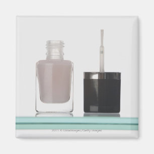 Nahaufnahme einer Flasche Nagellacks Magnet