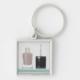 Nahaufnahme einer Flasche Nagellacks Schlüsselanhänger