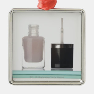 Nahaufnahme einer Flasche Nagellacks Silbernes Ornament