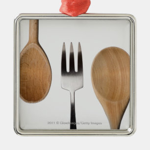 Nahaufnahme einer Gabel mit einem hölzernen Löffel Silbernes Ornament