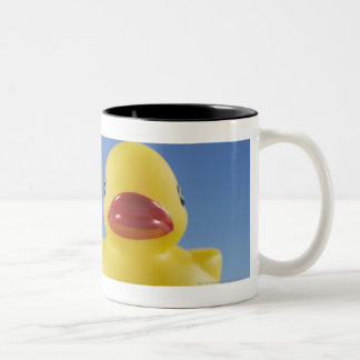 Nahaufnahme einer Gummiente Zweifarbige Tasse