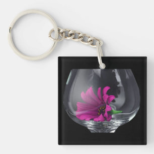 Nahaufnahme einer rosa Gänseblümchen in einem Wein Schlüsselanhänger