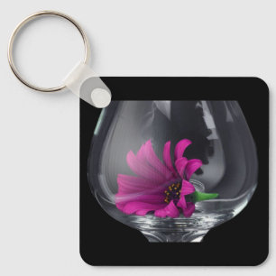 Nahaufnahme einer rosa Gänseblümchen in einem Wein Schlüsselanhänger