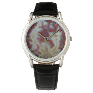 Nahaufnahme einer roten Moosachatplatte Armbanduhr