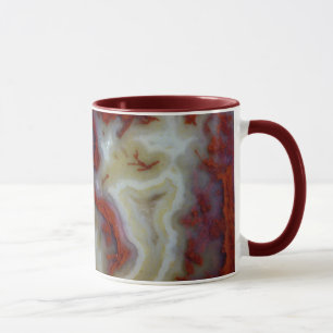 Nahaufnahme einer roten Moosachatplatte Tasse