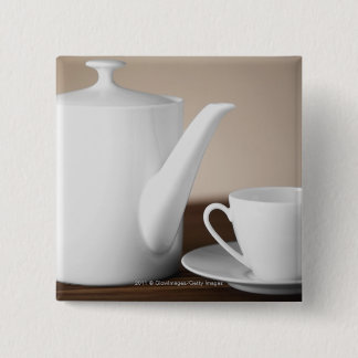 Nahaufnahme einer Schale und des Saucer mit einem Button