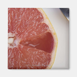 Nahaufnahme einer Scheibe der Orange und des Magnet