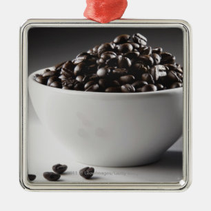 Nahaufnahme einer Schüssel voll Kaffeebohnen Ornament Aus Metall