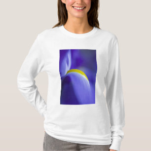 Nahaufnahme einer Schwertlilie mit blauer Flagge. T-Shirt