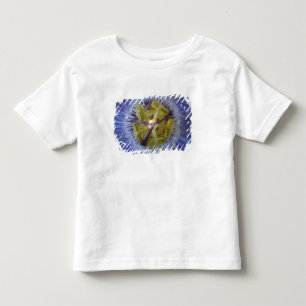 Nahaufnahme einer taufeuchten Passionsblume. Credi Kleinkind T-shirt