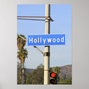 Nahaufnahme eines blauen Straßenschildes auf einem Poster