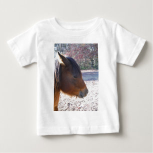 Nahaufnahme eines braunen Pferdes, kleines braunes Baby T-shirt