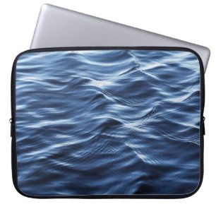 NAHAUFNAHME EINES GEWÄSSERS LAPTOPSCHUTZHÜLLE