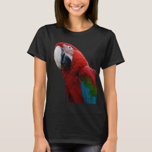 Nahaufnahme eines grünflügeligen Ara-Papageis T-Shirt