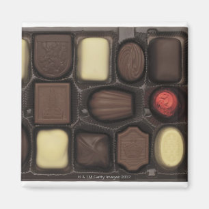 Nahaufnahme eines Kastens sortierter Schokoladen Magnet