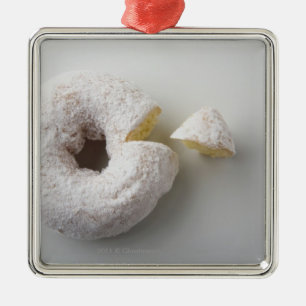 Nahaufnahme eines Kuchens Silbernes Ornament