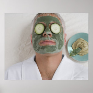 Nahaufnahme eines reifen Mannes, der sich mit Poster