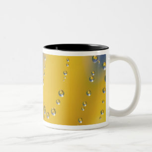 Nahaufnahme eines Spinnennetzes mit Tautropfen Zweifarbige Tasse