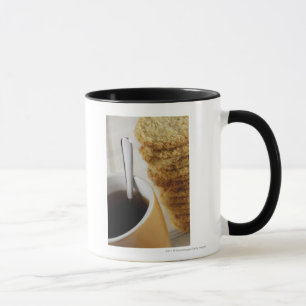 Nahaufnahme eines Tasse Kaffees mit Plätzchen