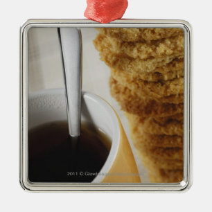 Nahaufnahme eines Tasse Kaffees mit Plätzchen Ornament Aus Metall