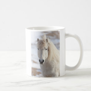 Nahaufnahme eines weißen isländischen Pferdes Tasse