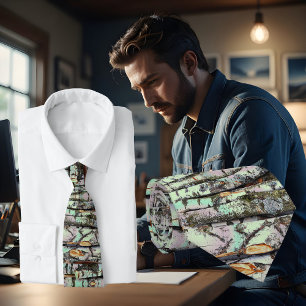 Nahaufnahme von Birkenstumpf, rustikaler Charme Krawatte