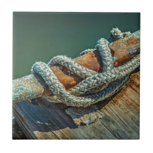 Nahaufnahme von Bootscleat und Seil Fliese