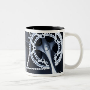 Nahaufnahme von Fahrradkette, Pedal und Gängen Zweifarbige Tasse