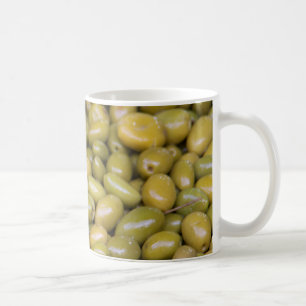 Nahaufnahme von grünen Oliven Kaffeetasse