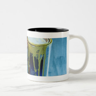 Nahaufnahme von vier Farbendosen Zweifarbige Tasse