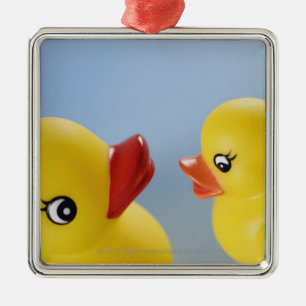 Nahaufnahme von zwei Gummienten Silbernes Ornament