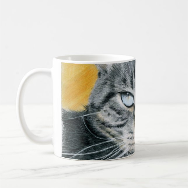 Nahaufnahme-Zoe-Katze, die Tasse zeichnet (Links)
