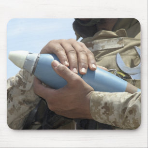 Nahaufnahmeansicht eines Soldaten, der eine Mousepad