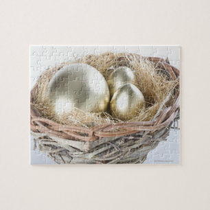 Nahe Ansammlung von goldenen Eiern in einem Vogeln Puzzle