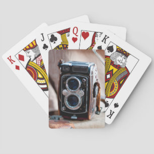 Nahe Aufnahme einer antiken Kamera Spielkarten
