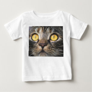Nahe Aufnahme von Katze mit GelbAugen Baby T-shirt