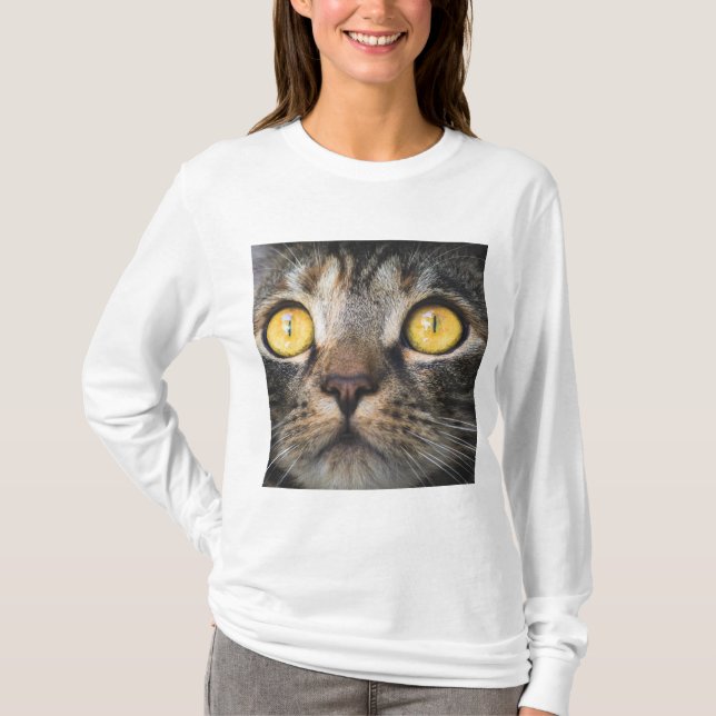 Nahe Aufnahme von Katze mit GelbAugen T-Shirt (Vorderseite)