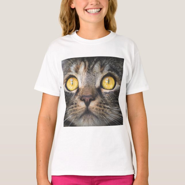 Nahe Aufnahme von Katze mit GelbAugen T-Shirt (Vorderseite)